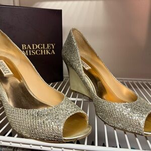BADGLEY MISCHKA Awake Glitter Metallic Peep Toe Wedge Silver Gold 9.5 NIB